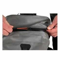 Simms Dry Creek Zip Waterproof Backpack 25L -Ahrex Sales 2023 22a0016.8